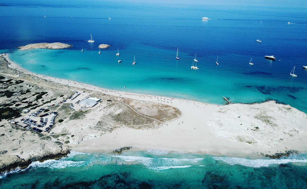 Platja de les Illetes'in fotoğrafı beyaz ince kum yüzey ile