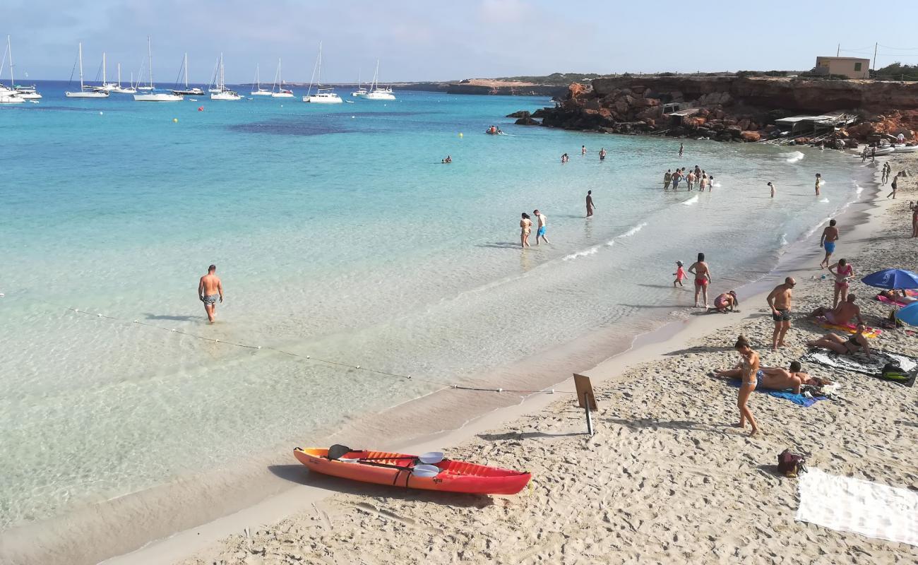 Cala Saona'in fotoğrafı beyaz ince kum yüzey ile