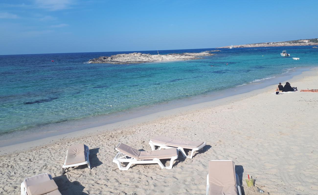 Platja Es Pujols'in fotoğrafı i̇nce beyaz kum yüzey ile