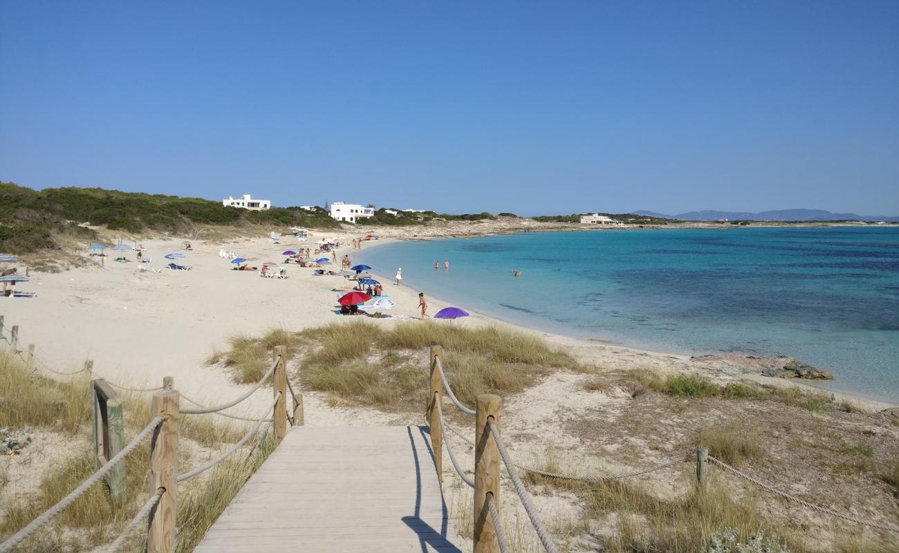 Playa de Ses Canyes'in fotoğrafı beyaz ince kum yüzey ile