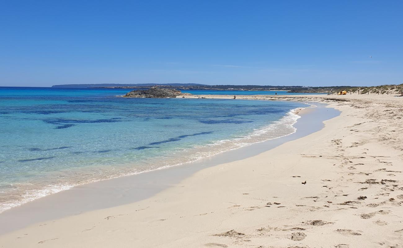 Playa des Trucadors'in fotoğrafı beyaz ince kum yüzey ile