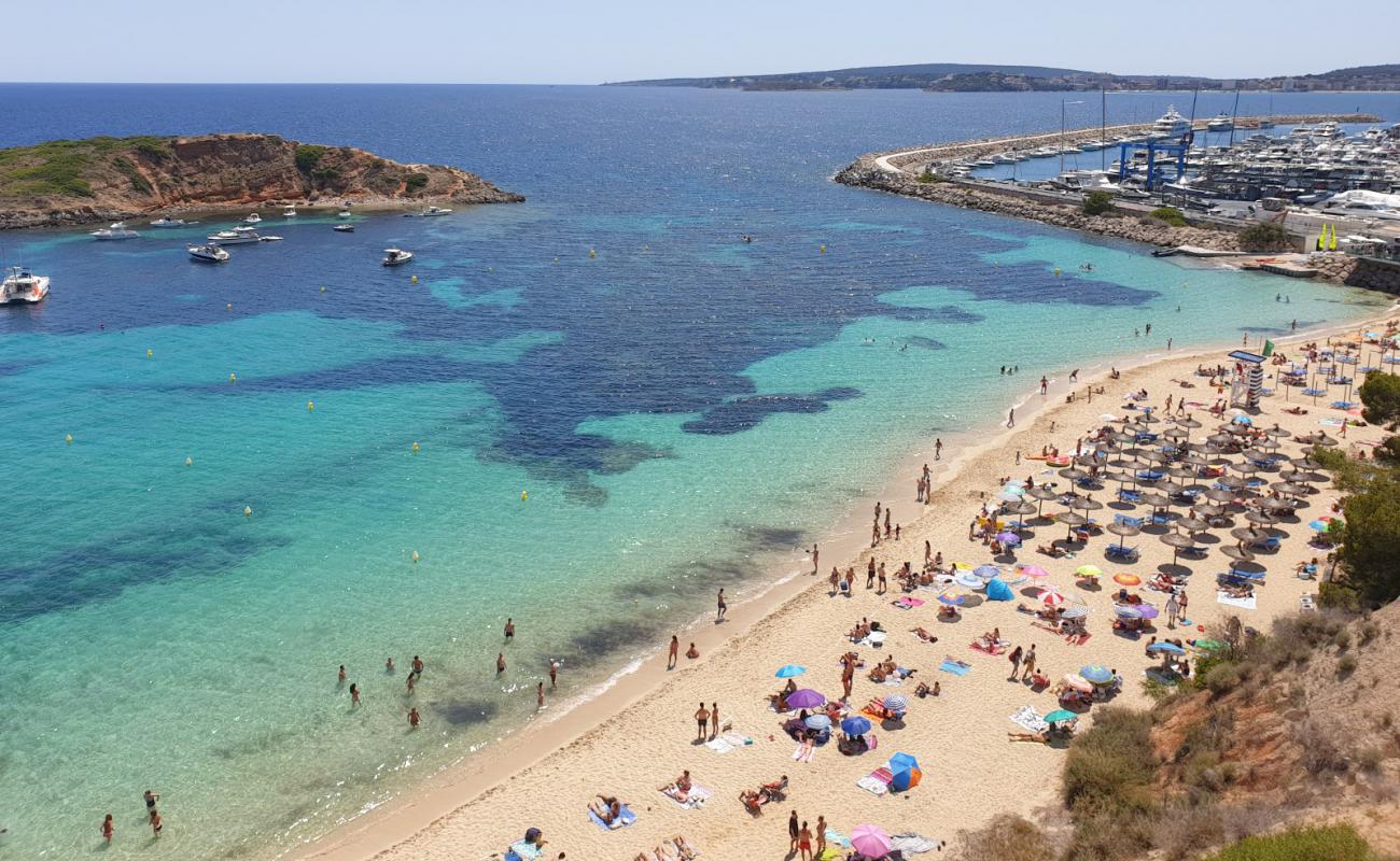 Platja De S'oratori'in fotoğrafı parlak ince kum yüzey ile