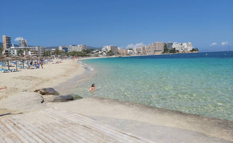 Magaluf Plajı'in fotoğrafı parlak ince kum yüzey ile