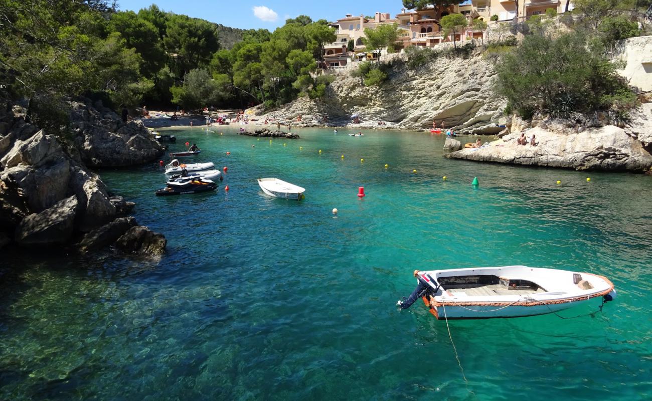 Calo de ses Llisses'in fotoğrafı çakıl ile kum yüzey ile