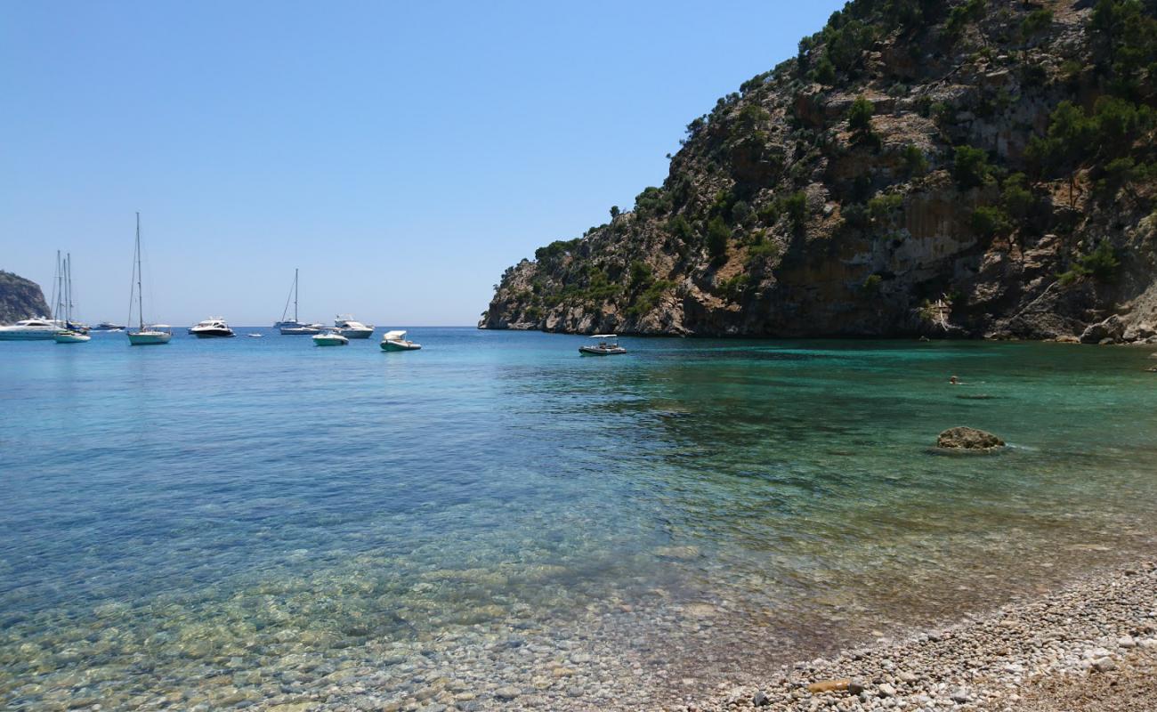 Cala Blanca'in fotoğrafı taşlı kum yüzey ile