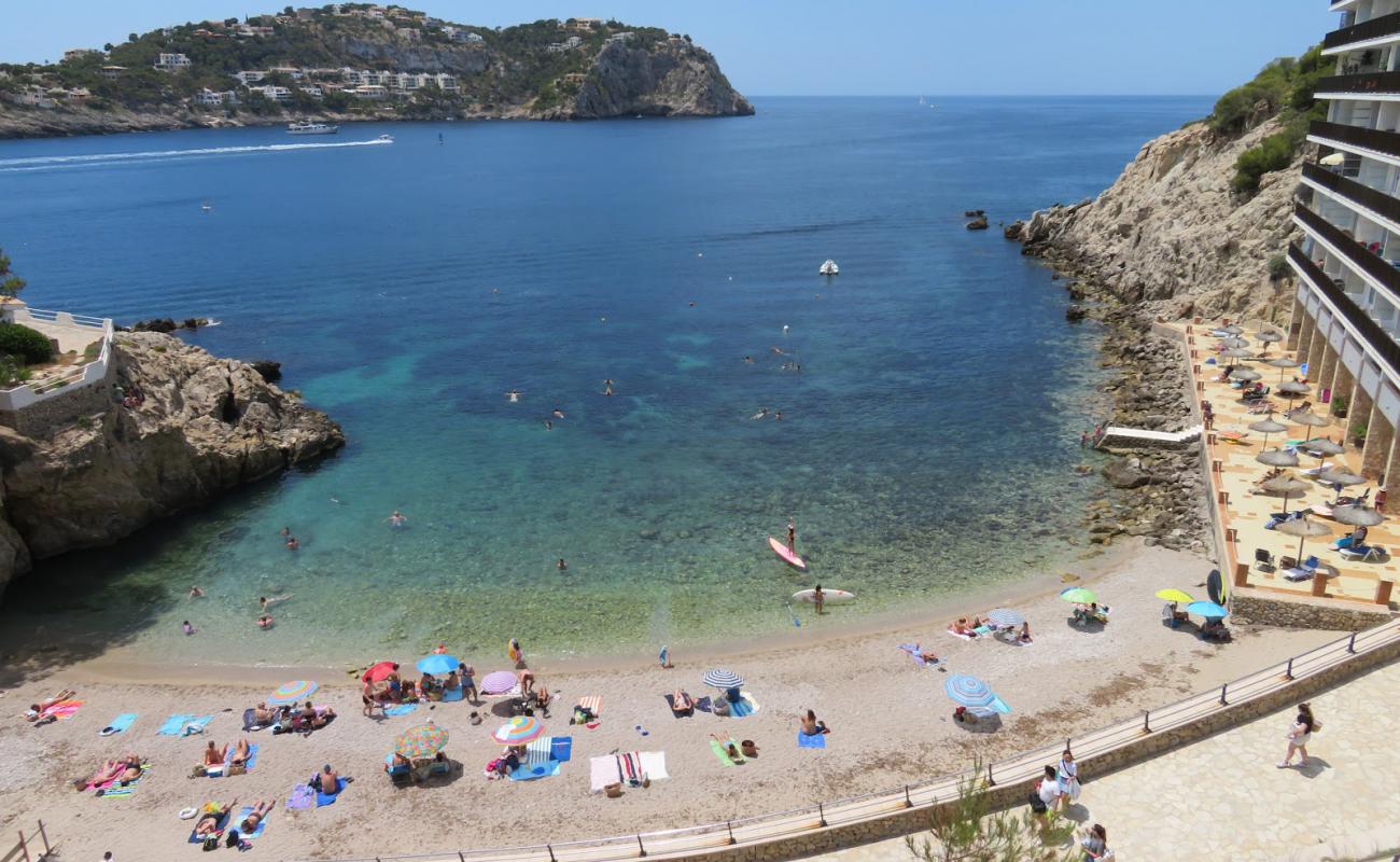 Cala Fonoll'in fotoğrafı bej kum ve kayalar yüzey ile