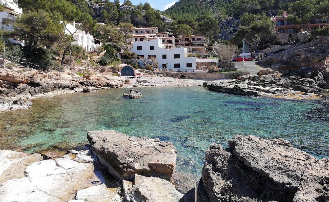 Playa Cala Conills'in fotoğrafı parlak kum ve kayalar yüzey ile