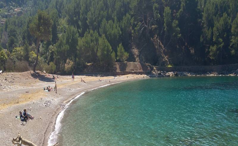 Platja Tuent'in fotoğrafı gri çakıl taşı yüzey ile