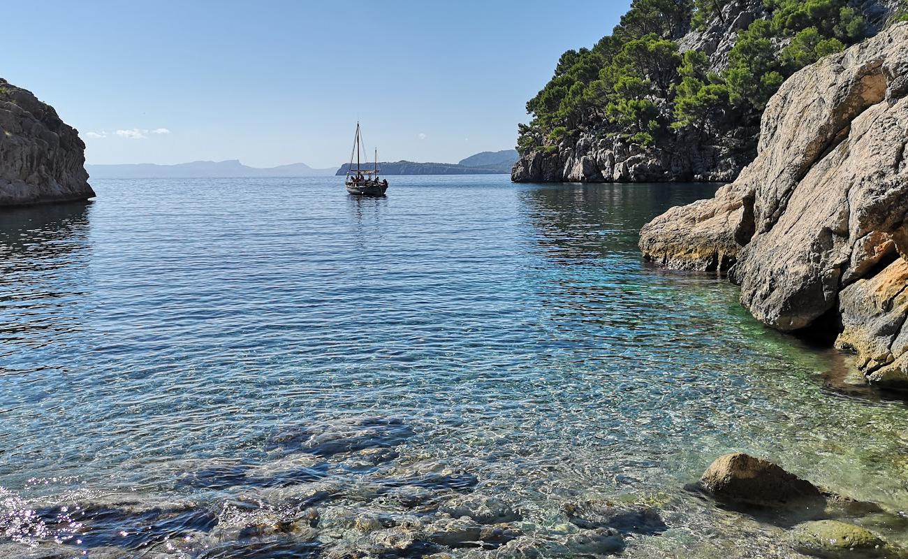 Cala en Gossalba'in fotoğrafı taşlar yüzey ile