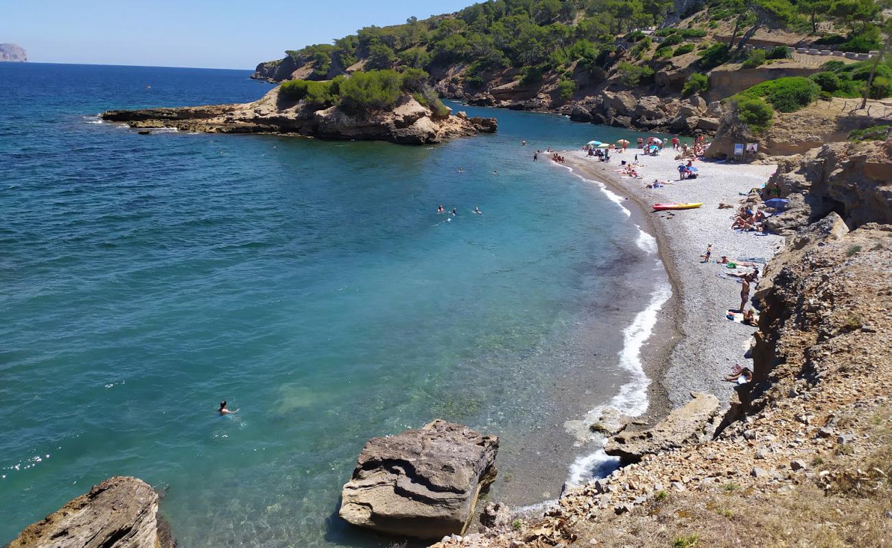 Playa de S'illot'in fotoğrafı küçük bej çakıl yüzey ile