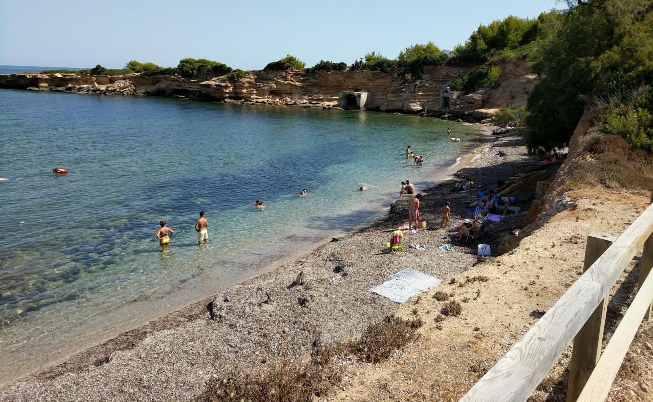 Cala Camps Vells'in fotoğrafı gri çakıl taşı yüzey ile