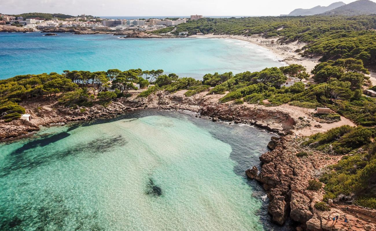 S'Agulla Plajı'in fotoğrafı parlak ince kum yüzey ile