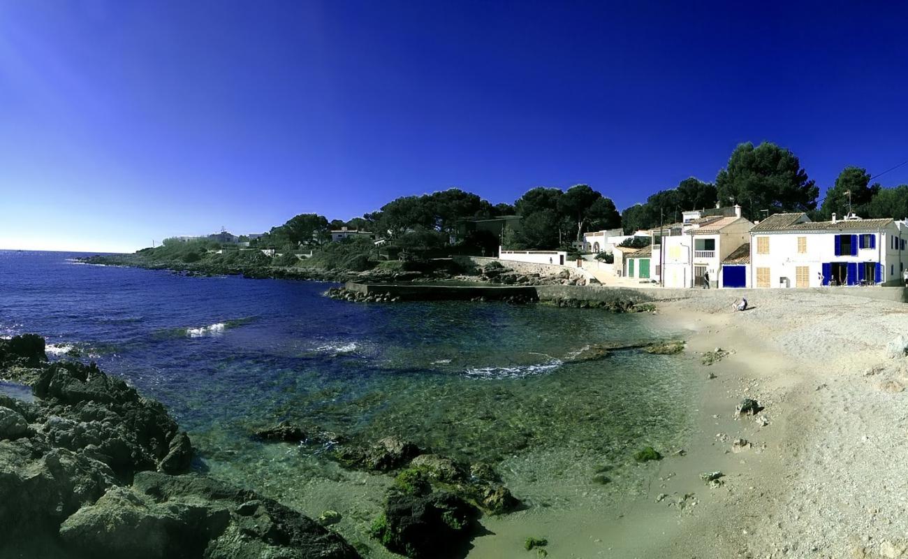 Cala Pedruscada'in fotoğrafı parlak kum ve kayalar yüzey ile