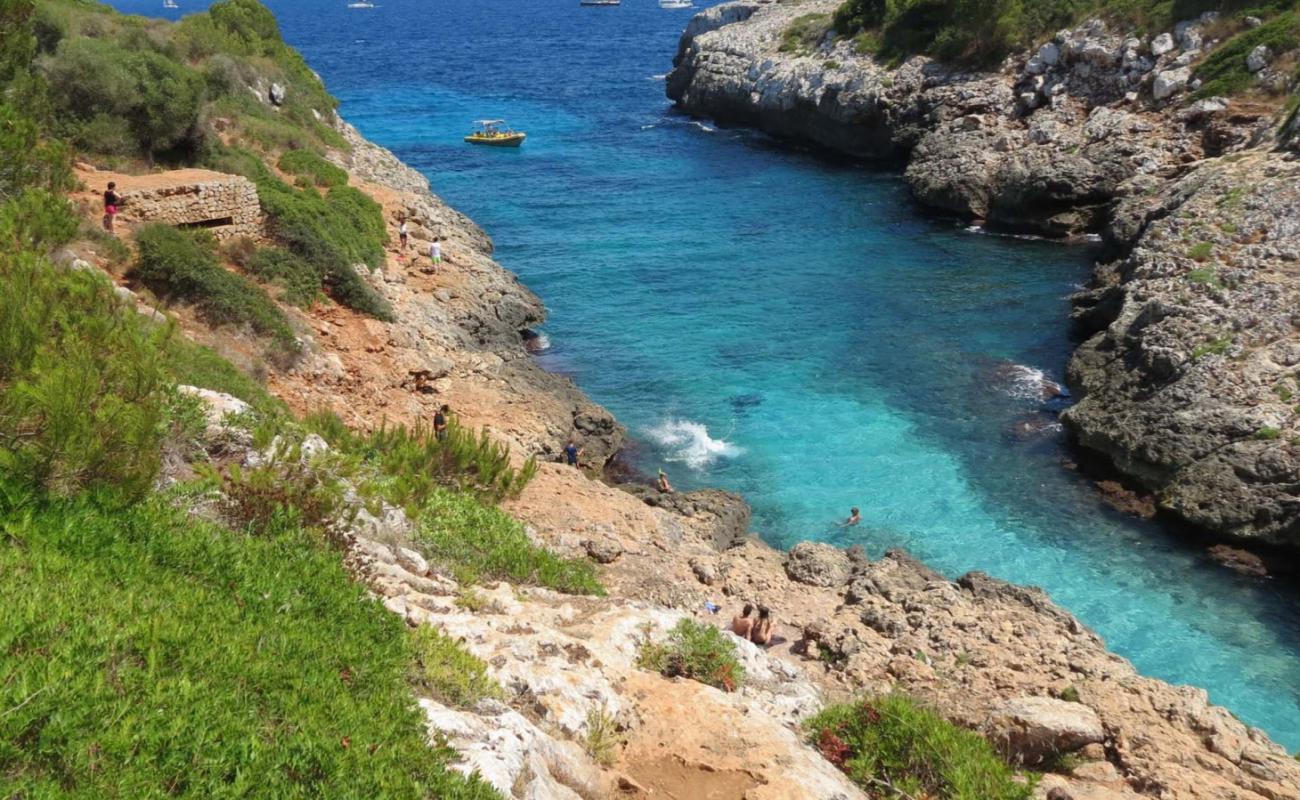 Cala Murta'in fotoğrafı bej kum ve kayalar yüzey ile