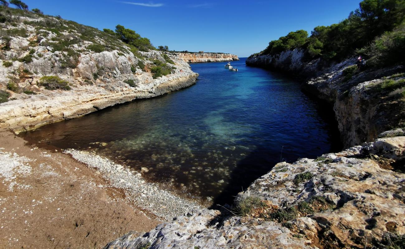 Cala Pilota'in fotoğrafı parlak kum ve kayalar yüzey ile