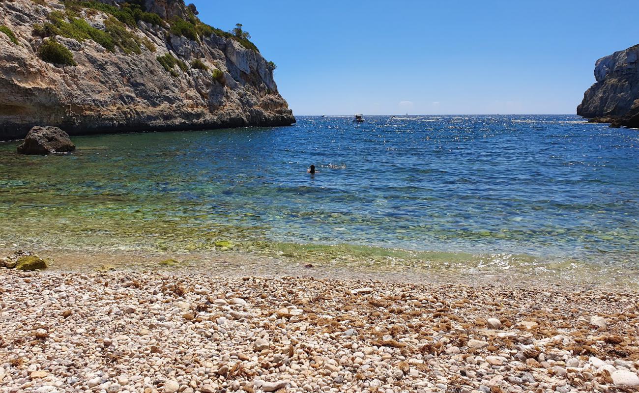 Cala Bota'in fotoğrafı hafif çakıl yüzey ile