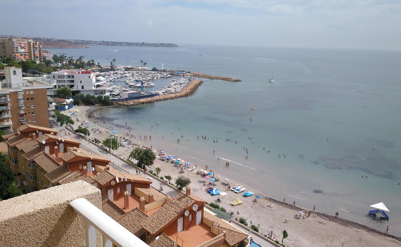 Campoamor Plajı'in fotoğrafı parlak kum yüzey ile