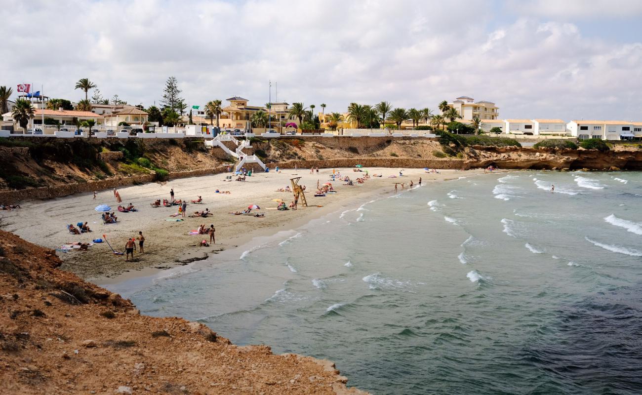 Playa Cala Cerrada'in fotoğrafı kahverengi kum yüzey ile