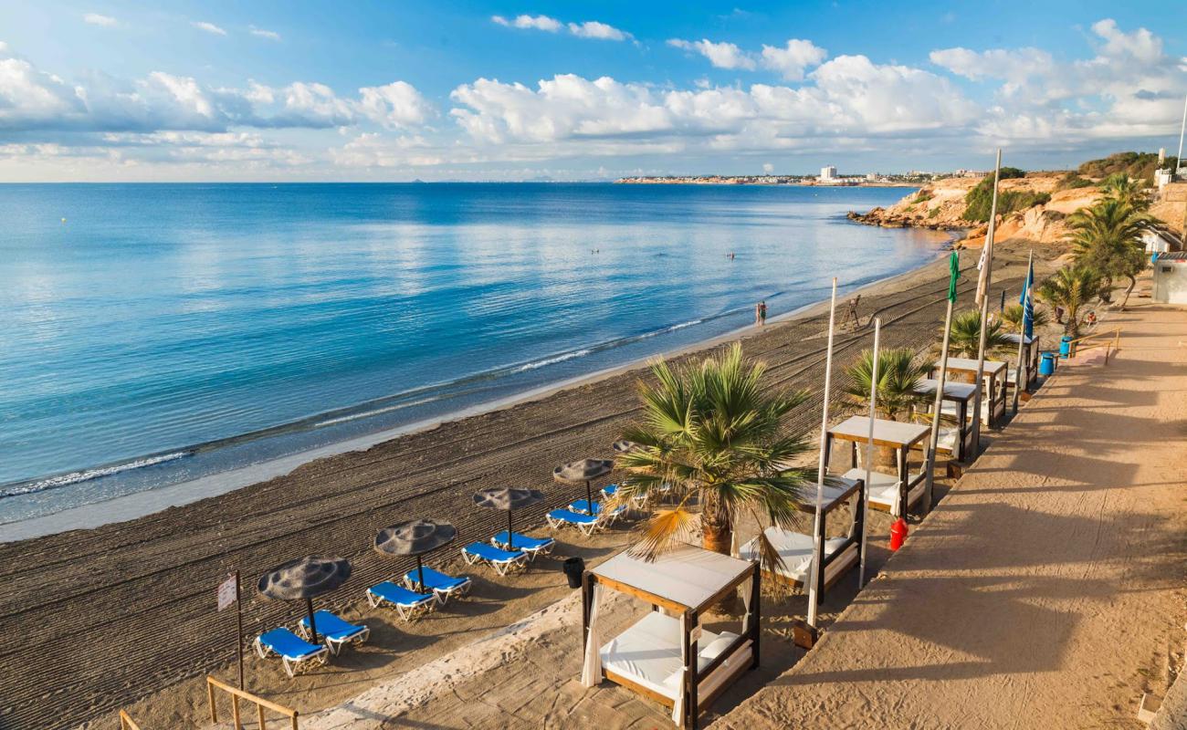 Playa Punta Prima'in fotoğrafı kahverengi kum yüzey ile