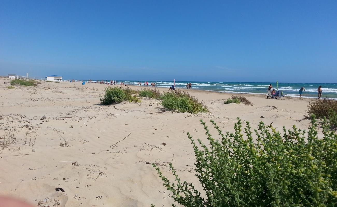 Platja les Ortigues'in fotoğrafı kahverengi kum yüzey ile