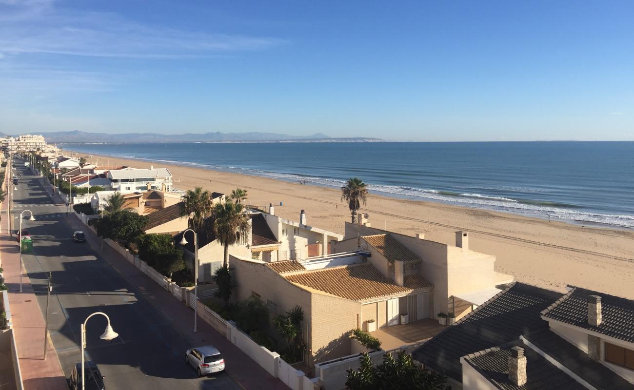 Playa la Roqueta'in fotoğrafı kahverengi kum yüzey ile