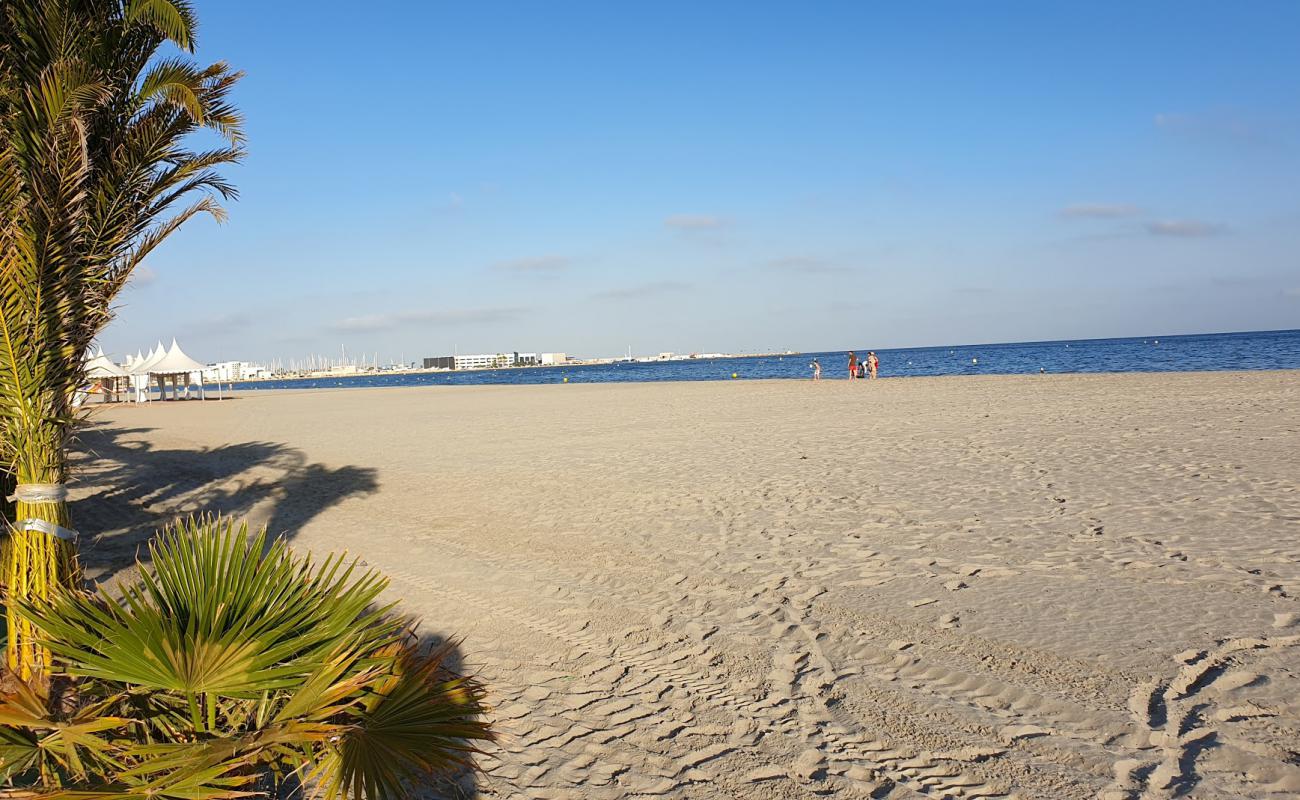 Beach Santa Pola'in fotoğrafı i̇nce kahverengi kum yüzey ile