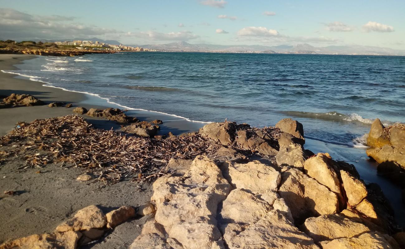 Cala Punta larga'in fotoğrafı kahverengi kum yüzey ile