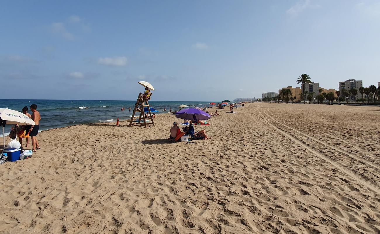 Playa del Saladar'in fotoğrafı kahverengi kum yüzey ile