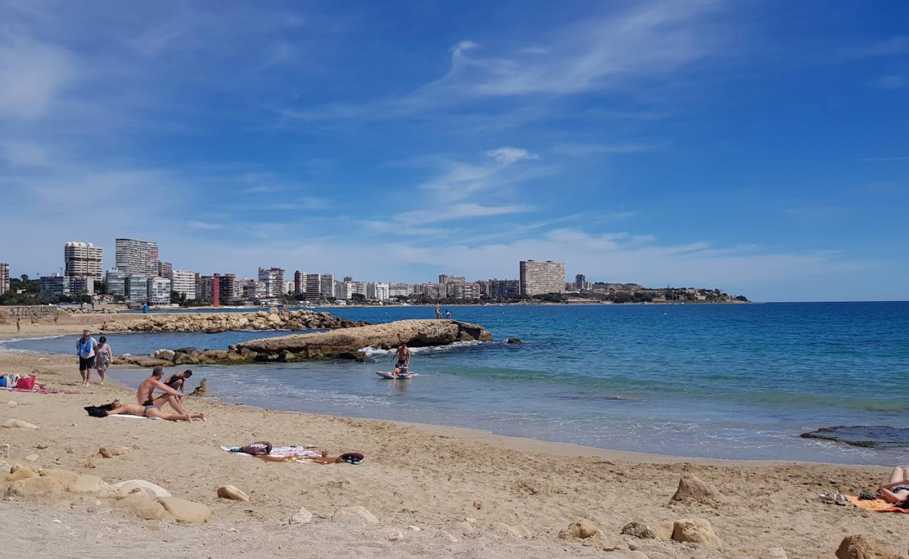 Calas de Alicante'in fotoğrafı siyah kum ve çakıl yüzey ile