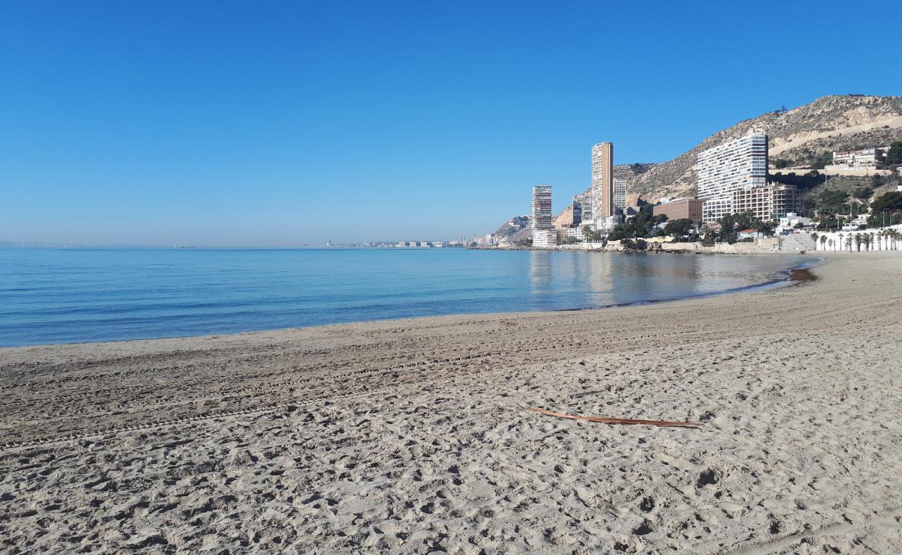 Albufereta Plajı'in fotoğrafı parlak kum yüzey ile