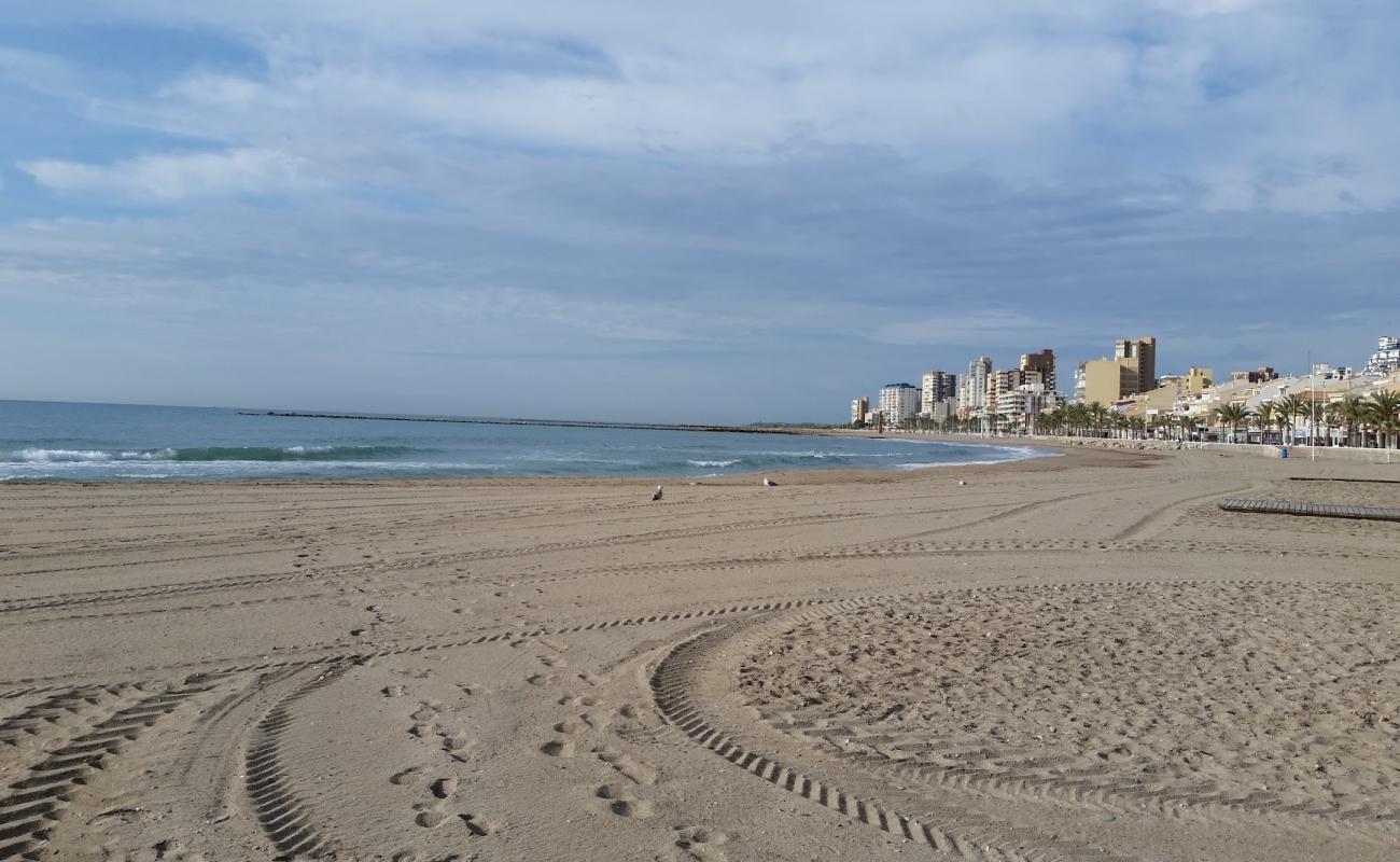 Playa del Campello'in fotoğrafı parlak kum yüzey ile