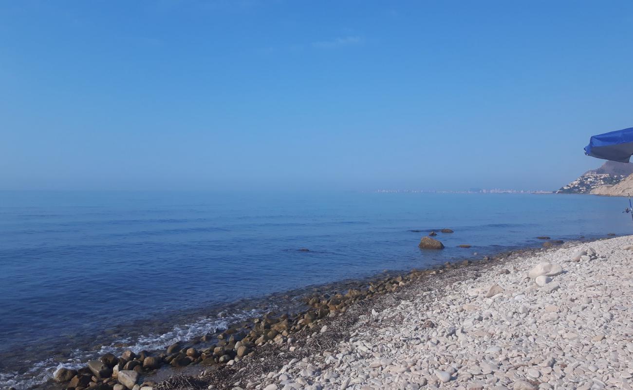 Playa Carritxal'in fotoğrafı gri çakıl taşı yüzey ile