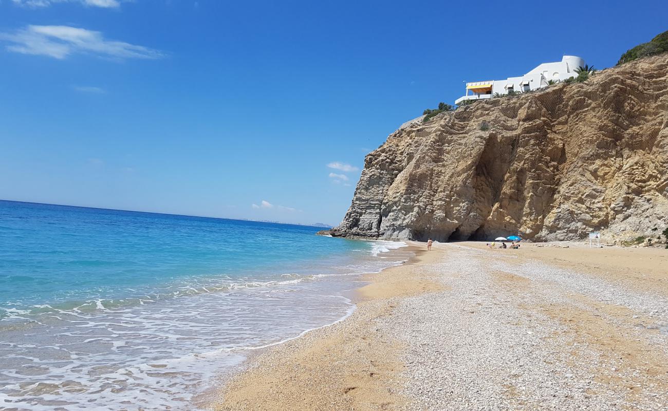 Platja del Bol Nou'in fotoğrafı siyah kum ve çakıl yüzey ile