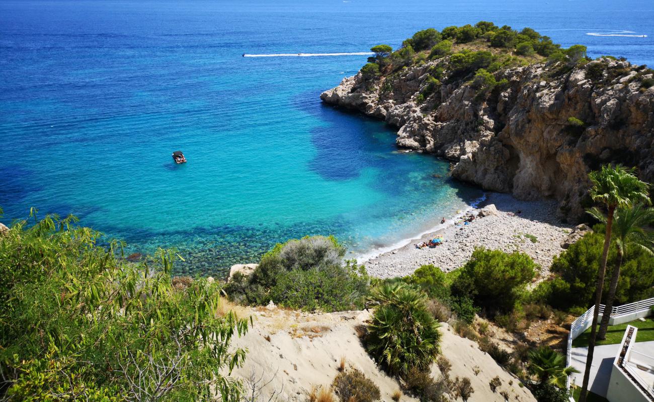 Cala Mascarat'in fotoğrafı hafif çakıl yüzey ile