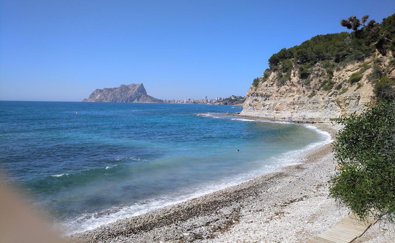 Cala Baladrar'in fotoğrafı gri çakıl taşı yüzey ile