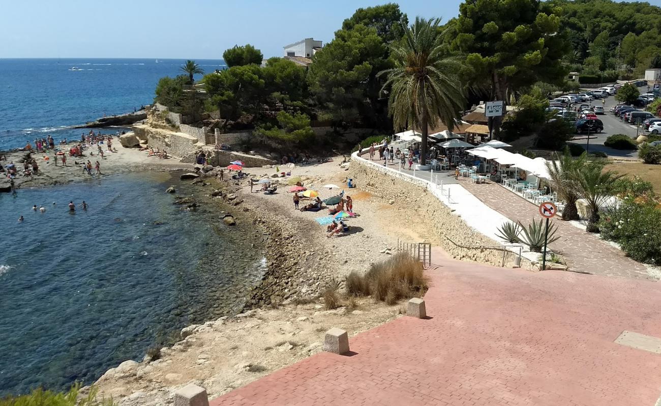 Cala l'Andrago'in fotoğrafı gri çakıl taşı yüzey ile