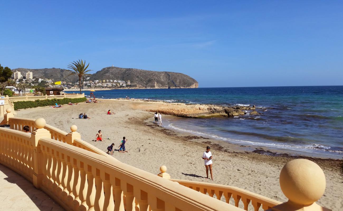 Beach Moraira'in fotoğrafı kahverengi kum yüzey ile