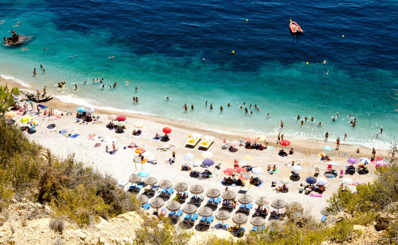 Cala del Moraig'in fotoğrafı hafif ince çakıl taş yüzey ile