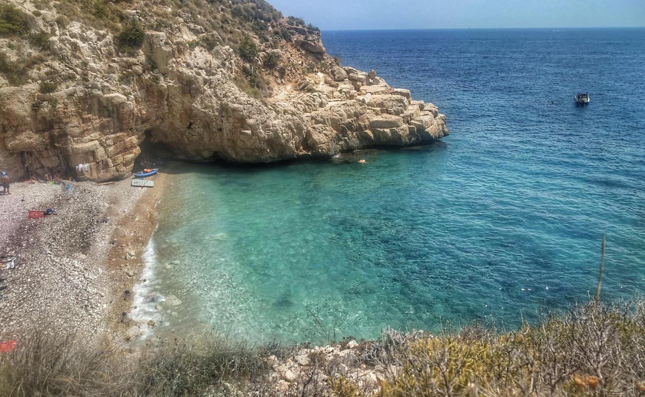 Cala de Testos'in fotoğrafı hafif ince çakıl taş yüzey ile