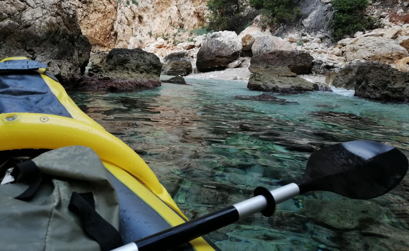 Cala En Calo'in fotoğrafı hafif ince çakıl taş yüzey ile