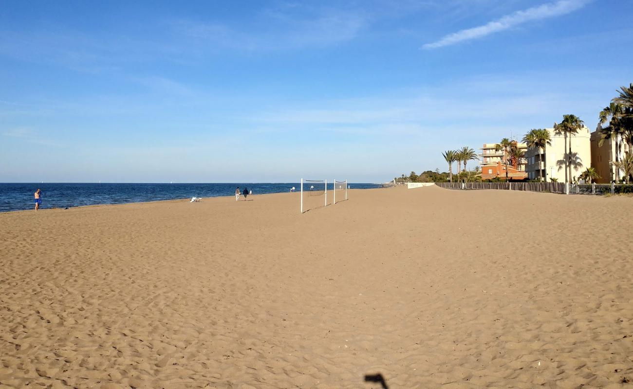 Playa Les Marines'in fotoğrafı kahverengi kum yüzey ile