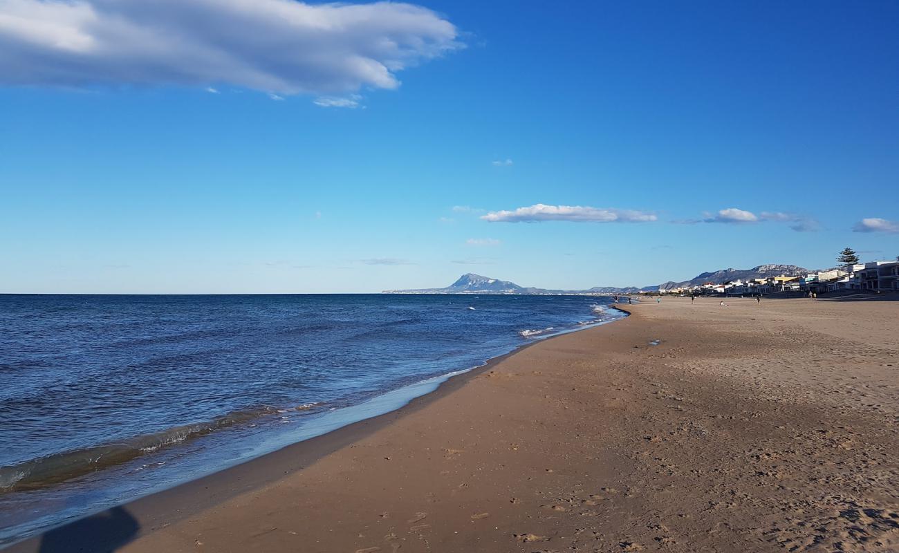 Platja de Pau Pi'in fotoğrafı kahverengi kum yüzey ile