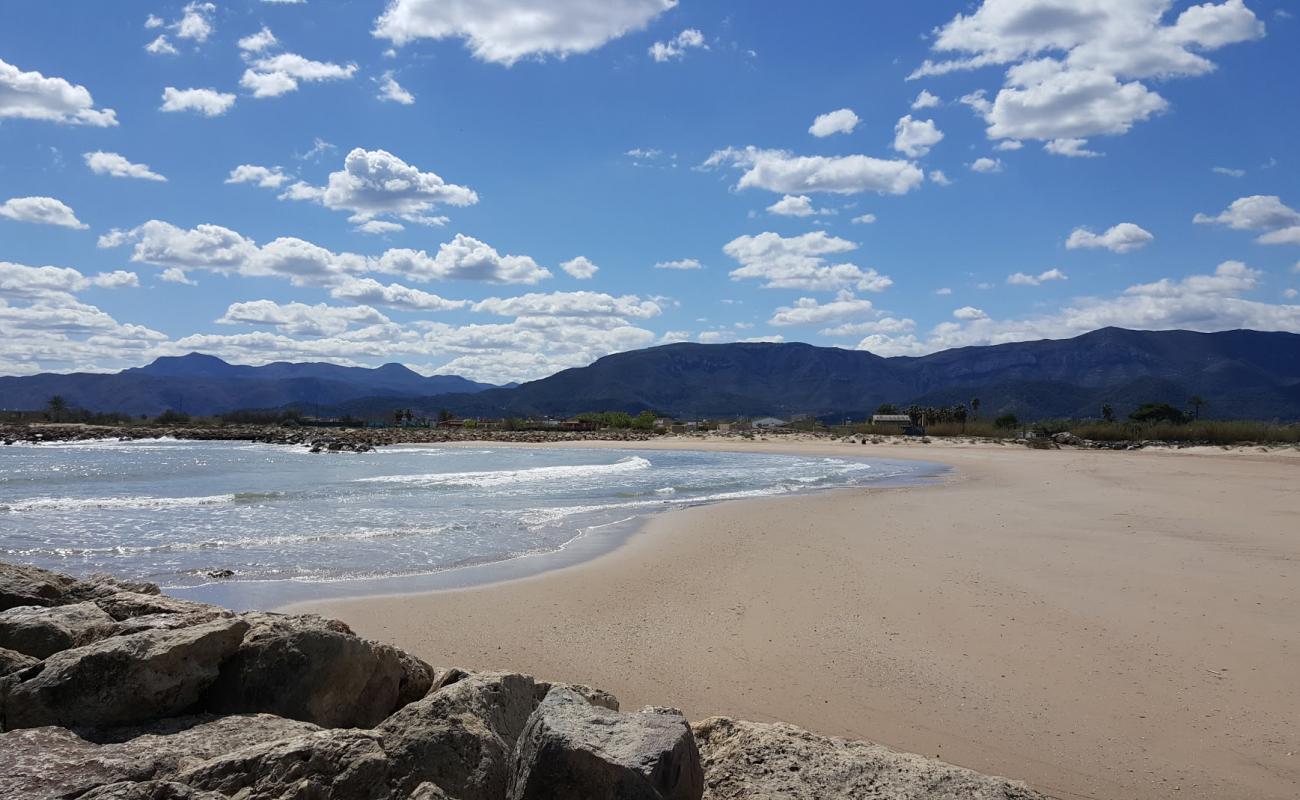 Playa de L'Estany'in fotoğrafı kahverengi kum yüzey ile