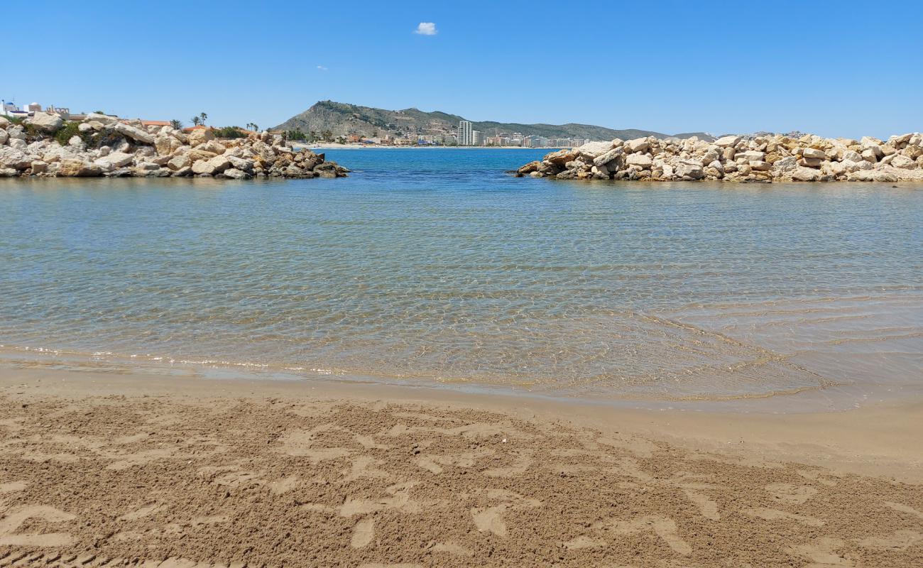 Platja Marenyet de l'Illa'in fotoğrafı kahverengi kum yüzey ile