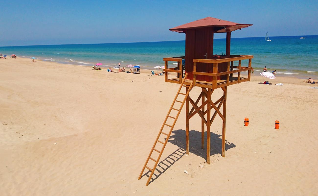 Cullera Naturista'in fotoğrafı kahverengi kum yüzey ile