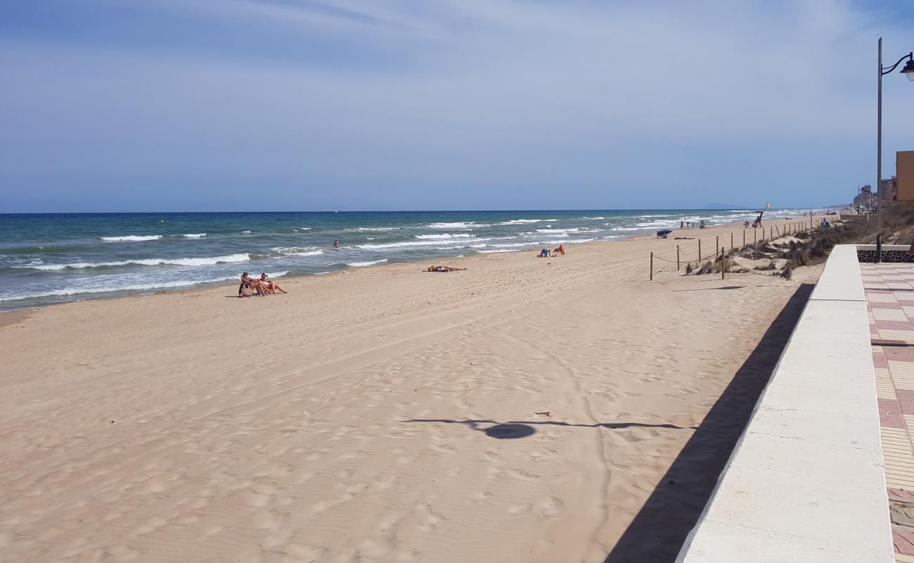 Platja del Pouet'in fotoğrafı kahverengi kum yüzey ile