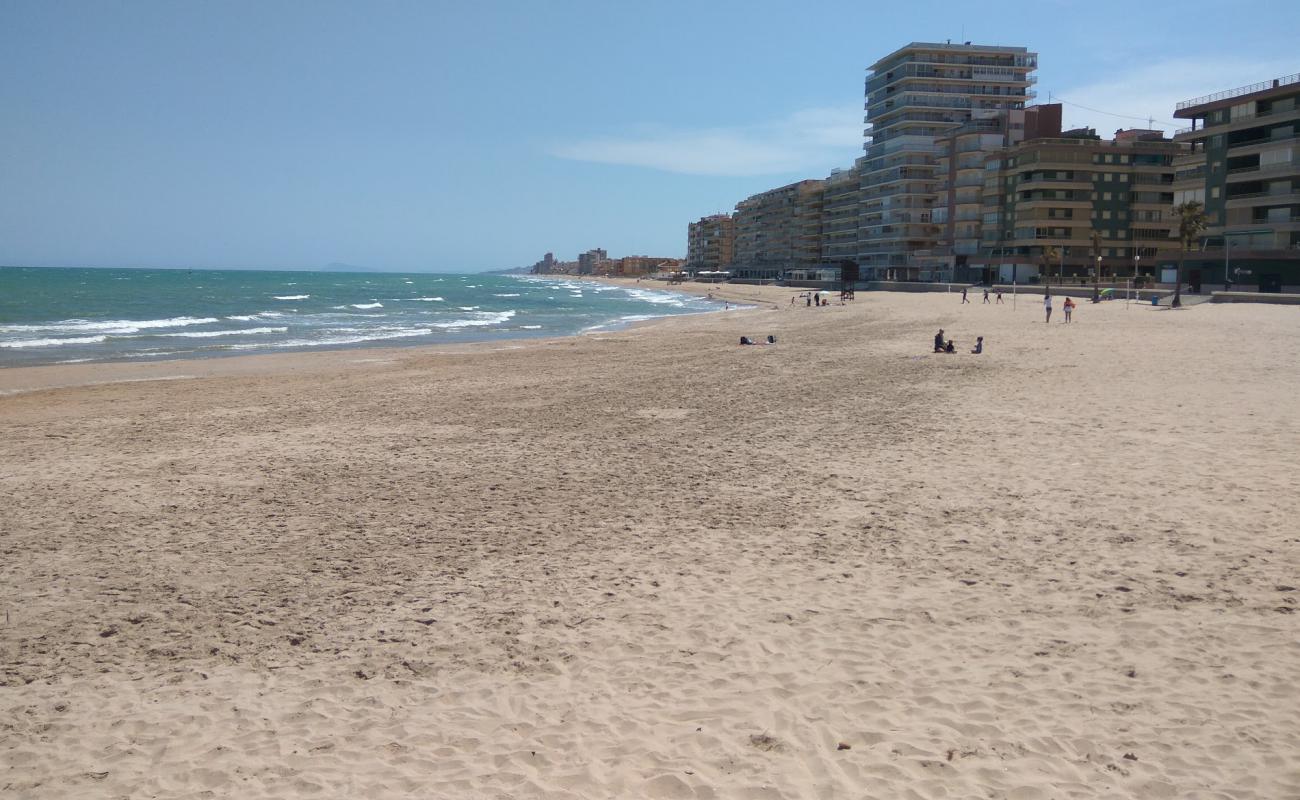 El Perellonet Plajı'in fotoğrafı kahverengi kum yüzey ile