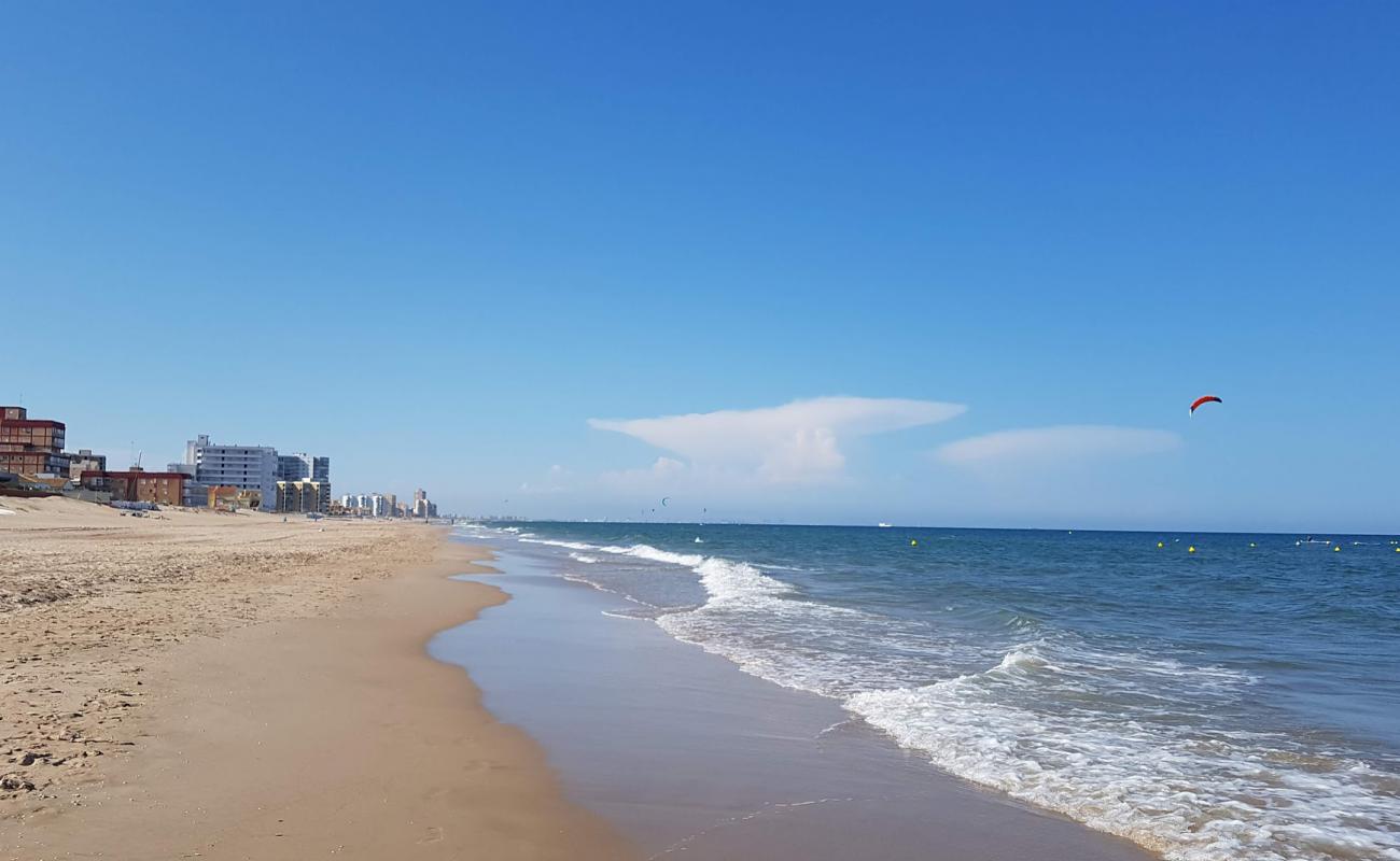 Platja Perellonet'in fotoğrafı kahverengi kum yüzey ile