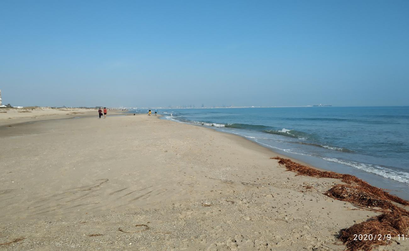 Platja la Garrofera'in fotoğrafı kahverengi kum yüzey ile