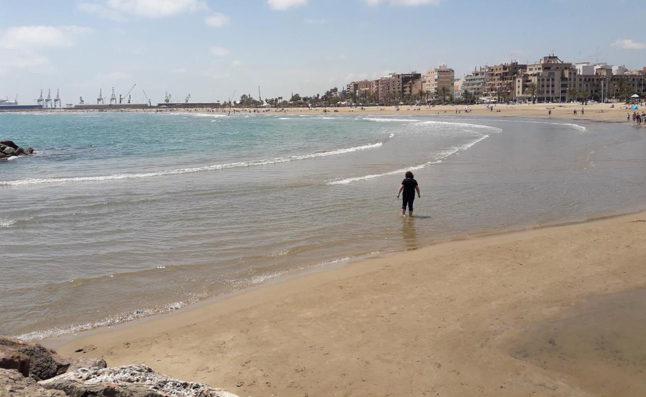 Puerto de Sagunto'in fotoğrafı i̇nce kahverengi kum yüzey ile